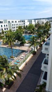 ein Luftblick auf ein Resort mit einem Pool und Palmen in der Unterkunft Minh Phu Quoc hotel 1 minute walking to beach in Phu Quoc