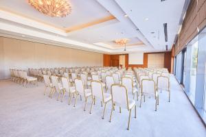 The business area and/or conference room at Park Dedeman Denizli