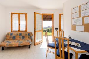Habitación con cama, mesa y silla en Villino Garden & Pool, en Andora