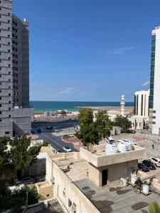 vista sulla spiaggia dal tetto di un edificio di كورنيش عجمان ad Ajman