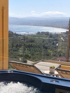 una vasca da bagno con vista sull'oceano di Arbutus - Relaxing apartment with Fantastic Views a Georgioupolis