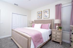 En eller flere senger på et rom på Gorgeous 5 Bd Single Family Close to Disney @ Storey Lake Resort 2734