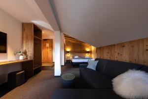 uma sala de estar com um sofá e um quarto em Köpfle Alpe em Balderschwang