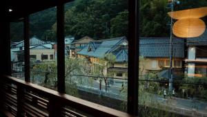 豐岡的住宿－Kobayashiya -Kinosaki Onsen-，享有带房屋的城镇的窗户景致。