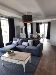 Superbe appartement climatisé au centre ville tesisinde bir oturma alanı