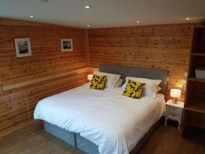 Кровать или кровати в номере The Lazy Lodge
