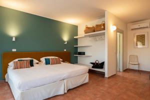 Un pat sau paturi într-o cameră la PianPieve Nature & Relax apartments