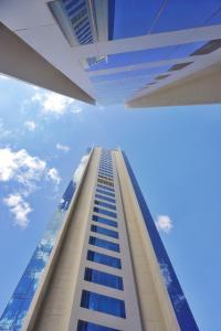 DAMAC TOWERS riyadh داماك في الرياض: مبنى طويل يطل على السماء