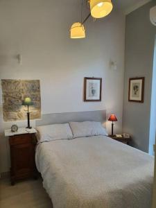 um quarto com uma cama e 2 candeeiros nas mesas em Casa del Golfo em Riccò del Golfo di Spezia