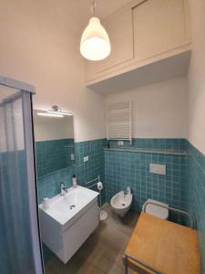 uma casa de banho com um lavatório, um WC e um lavatório. em Casa del Golfo em Riccò del Golfo di Spezia