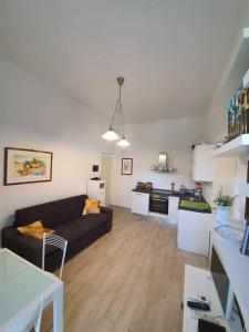 uma sala de estar com um sofá e uma cozinha em Casa del Golfo em Riccò del Golfo di Spezia