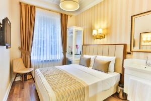 une chambre d'hôtel avec un lit et un lavabo dans l'établissement HANENDE HOTEL, à Istanbul