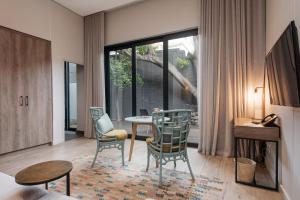 Cape Town的住宿－The Tree House Boutique Hotel by The Living Journey Collection，客厅配有桌椅