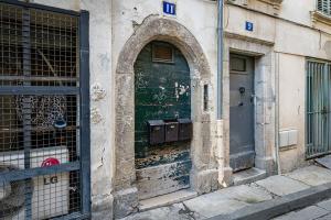 a door in the side of a building with graffiti on it at ROCHE : 3 Chambres,6 personnes, bien équipé, déco+ in Toulon