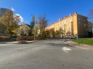 una strada vuota di fronte a un grande edificio di City Center Maakri Apartment a Tallinn
