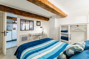 a bedroom with a bed and a desk at ROCHE : 3 Chambres,6 personnes, bien équipé, déco+ in Toulon