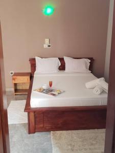 ein Schlafzimmer mit einem Bett und einem Tablett mit Essen drauf in der Unterkunft Chez Gero in Cotonou