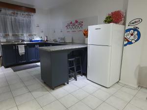 Cosy 2 bedroom unit with pool,Wifi的厨房或小厨房