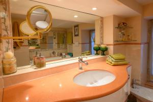 łazienka z umywalką i lustrem w obiekcie Apartment Roma Deluxe w Rzymie +12 zdjęć