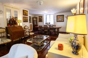 salon z kanapą i stołem w obiekcie Apartment Roma Deluxe w Rzymie