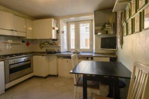 Kuchnia lub aneks kuchenny w obiekcie Apartment Roma Deluxe