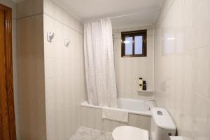 Kúpeľňa v ubytovaní 101 I Posada del Mar I Encantador hostel en la playa de Gandia