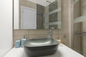 A bathroom at Cozy apartment in Pangrati area! Még 19 kép