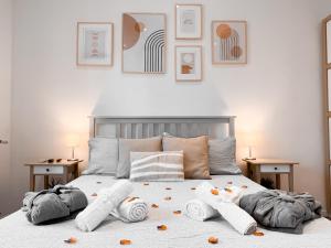 Un dormitorio con una cama con algunas almohadas. en Colosseum Exclusive Apartment - Private Rooftop with Hot Tub and Stunning View, en Roma