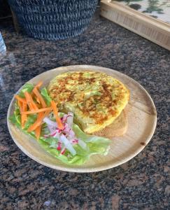 Een bord eten met een broodje en groenten erop. bij Haus Seebach in Mallnitz