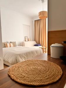 una camera con due letti e un tappeto sul pavimento di ADI BOUTIQUE HOUSE a Salonicco