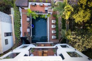 uma vista superior de um edifício com piscina em The Five Senses Boutique Hotel em Siem Reap