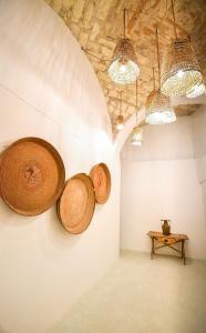 una habitación con 3 cuencos de madera en la pared en Crobi Museum and Suites en Cagliari