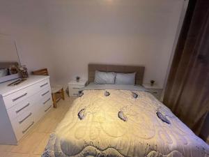 - une chambre avec un lit, une commode blanche et un lit sidx sidx dans l'établissement Apartments Yellow, à Durrës