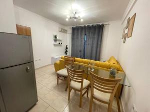 - un salon avec une table et un canapé jaune dans l'établissement Apartments Yellow, à Durrës