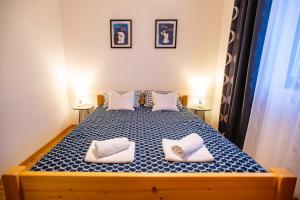 um quarto com uma cama com duas almofadas em Krijesnica 