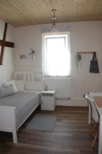 a bedroom with a bed and a window at Ferienwohnung - Zur alten Wirtsstube in Unterleichtersbach