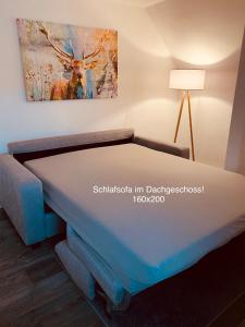 Bett in einem Zimmer mit Wandgemälde in der Unterkunft FEWO am Wald in Krauschwitz