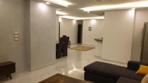 a living room with a couch and a table at شقة على كورنيش النيل المعادي Maadi Nile view Cairo in Al Ma‘şarah