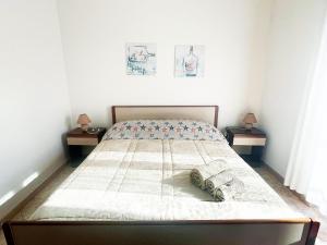 um quarto com uma cama com 2 mesas de cabeceira e 2 candeeiros em Casa Vacanze da Silvy & Gio em Otranto