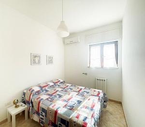 um quarto branco com uma cama e uma janela em Casa Vacanze da Silvy & Gio em Otranto