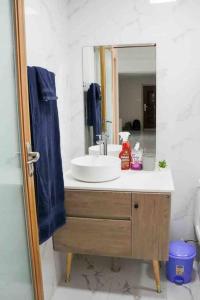 een badkamer met een wastafel en een spiegel bij Joe Apartments in Syokimau