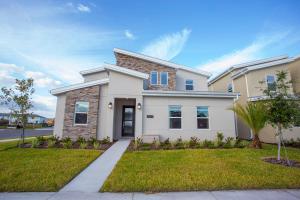 een wit huis met een gazon bij Stunning 8 Bd w/ Pool Close to Disney 2887 in Kissimmee