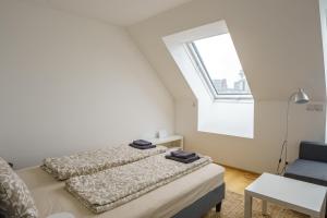 2 bedden in een witte kamer met een raam bij Central Living Apartments - Belvedere in Wenen