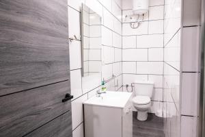 een witte badkamer met een toilet en een wastafel bij Casa Andrea Doria Arinaga in Arinaga