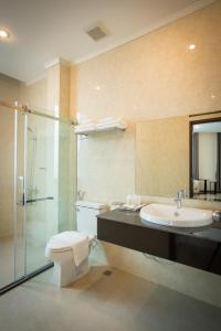y baño con aseo, lavabo y ducha. en Centerpoint Boutique Hotel, en Vientiane