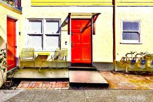 eine rote Tür in einem Gebäude mit einem Tisch und Stühlen in der Unterkunft Front House 3 bedroom flat nice street, walk to BART, shops in Berkeley
