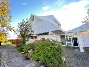 Casa blanca con entrada en Big Villa centrally located in Reykjavik, en Reikiavik
