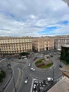 een grote stad met een straat met auto's en gebouwen bij 2Naples Rooms in Napels