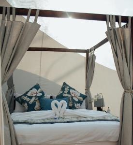 1 dormitorio con 1 cama con dosel en The Bubble Valley clarens, en Clarens