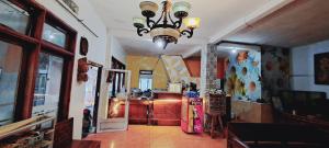 un pasillo con una lámpara de araña en una habitación en Hotel Bali Graha Dewata Agung en Blimbing